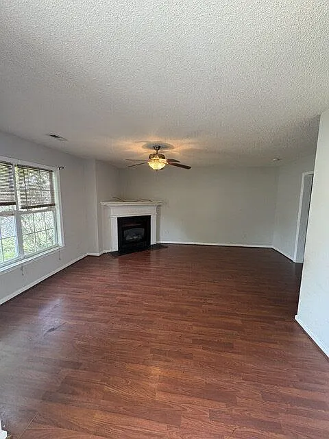 3 bed, 2.0 bath, 1403 sqft, $1,445 — Photo 3