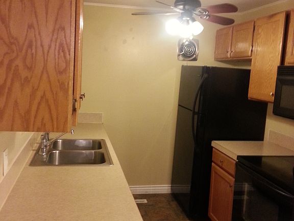Kitchen w/ microwave/stove