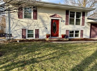 1604 Arrowhead Dr, Bloomington, IL