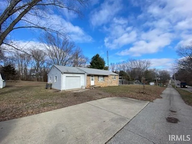 1010 W Country Club Dr photo 1