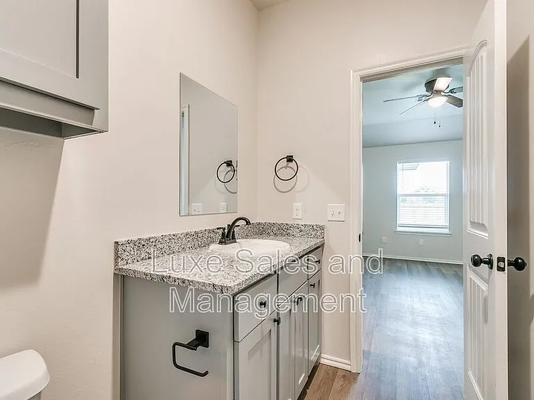 8002 NW 105th Ter — Photo 25