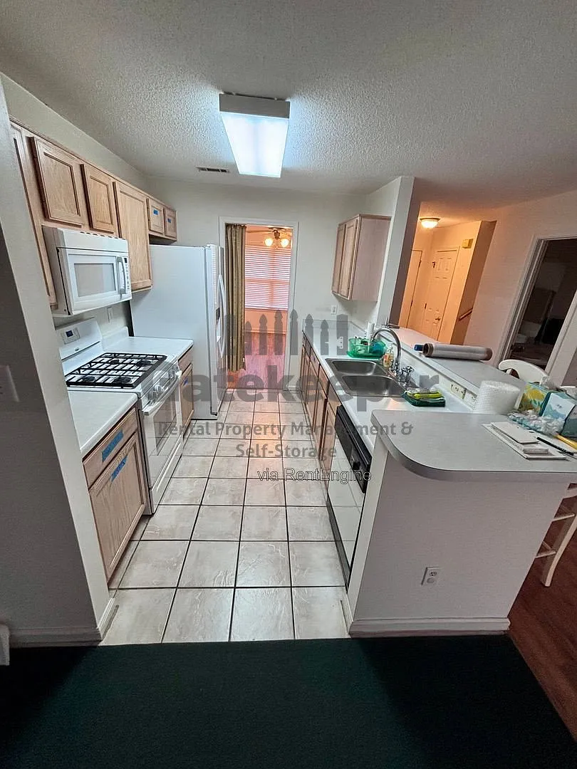 3 bed, 2.5 bath, 1457 sqft, $2,095 — Photo 3