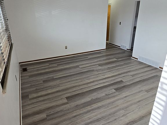 3rd image of 30994 Dover St