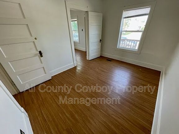 5th image of 812 E Garfield St