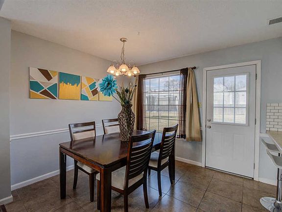 4th image of 70 Garden View Dr