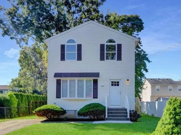 360 44th St, Copiague, NY 11726