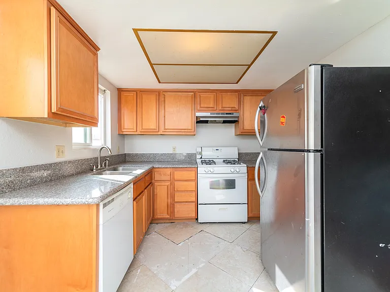 2400 S Ridgewood Dr #3 — Photo 5