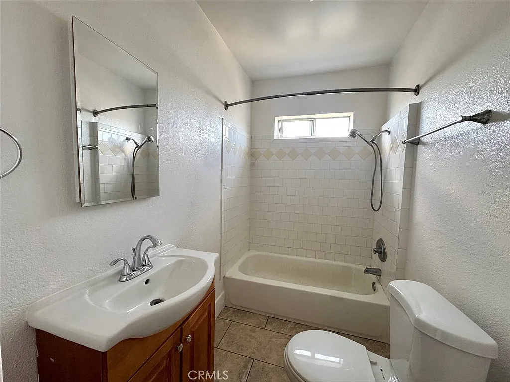 Building Photo - 468 W 2nd St #1/2