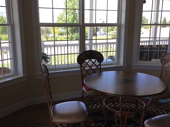 Eat in breakfast nook 
