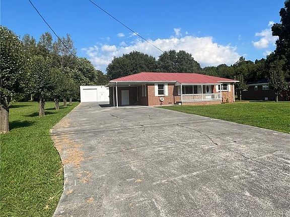 3rd image of 402 Linda Ln