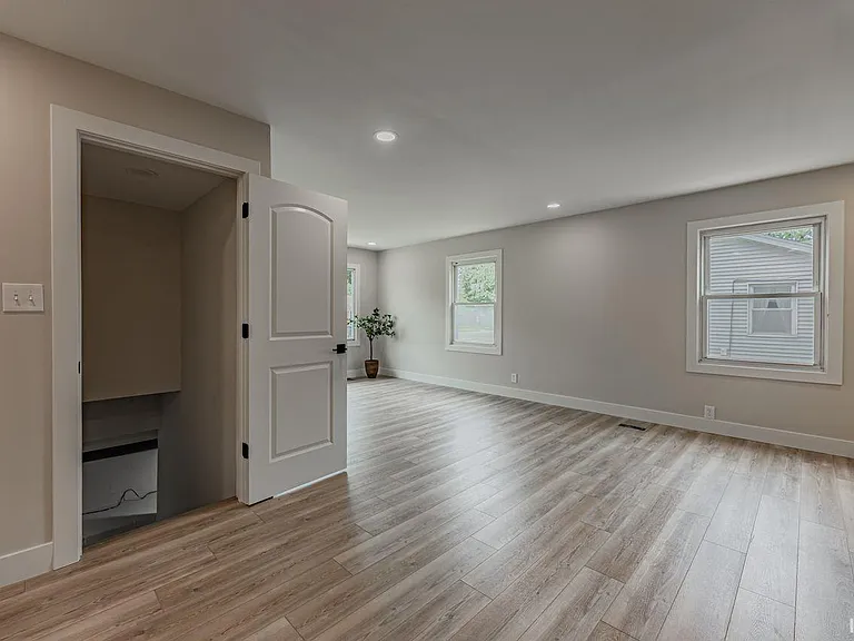 1628 E Blackford Ave — Photo 14