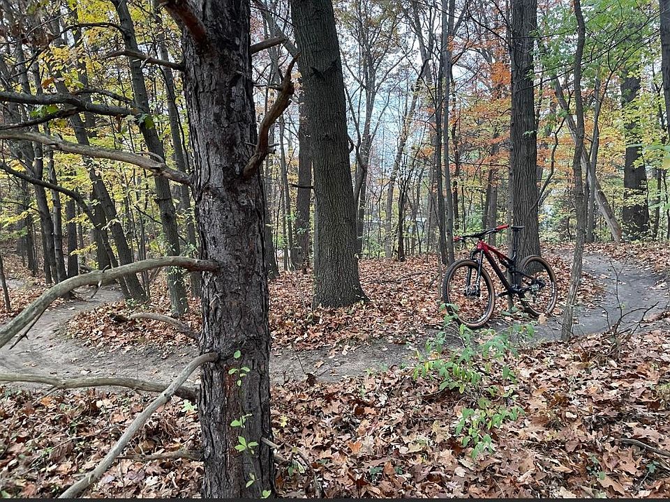 "The Underground" purpose-build single track is only 1.6 miles from the house. Great for mountain biking, hiking, running & fat biking in the snow.