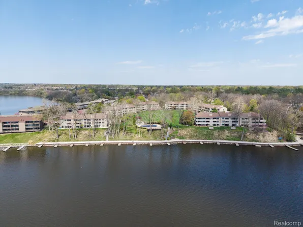 1680 Cliffs Lndg #302E, Ypsilanti, MI 48198