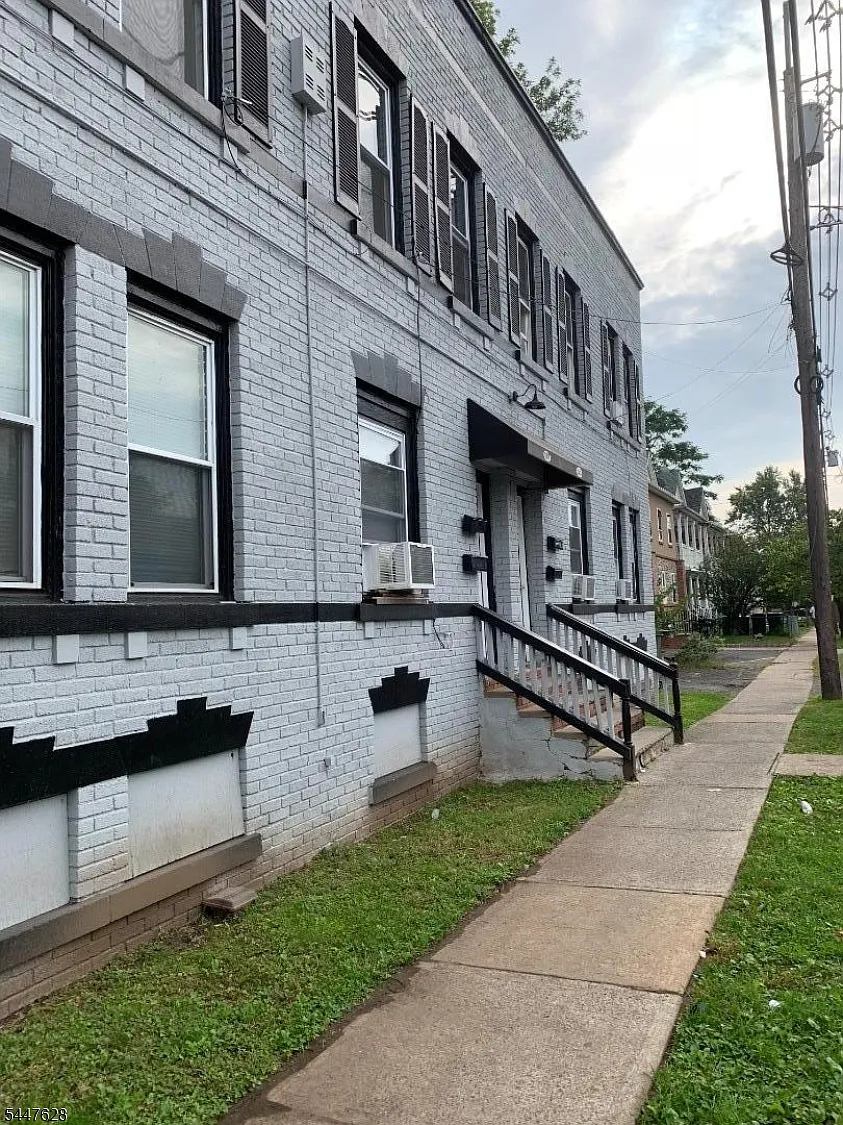 3 bed, 1.0 bath, $2,300 — Photo 1