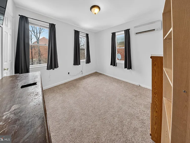 4409 Polk St NE — Photo 9