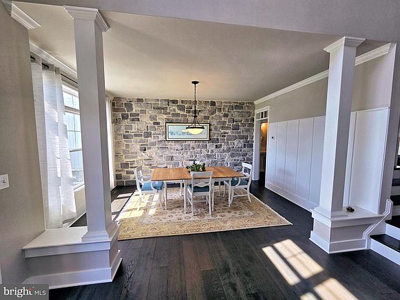 4th image of 1071 Valley Crossing Dr