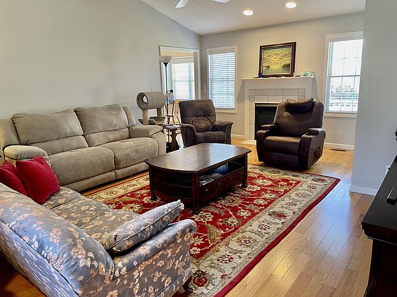2nd image of 209 S Ivy Wood Dr
