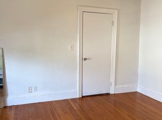 589 Providence St APT 2, Warwick, RI 02886