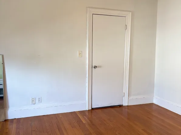 589 Providence St APT 2, Warwick, RI 02886