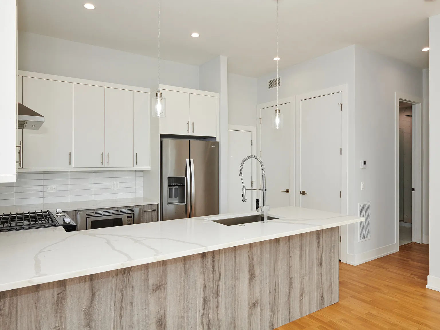 1 bed, 870 sqft, $2,295 — Photo 4