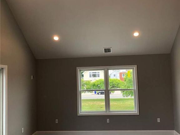 5th image of 652 W Park Ave