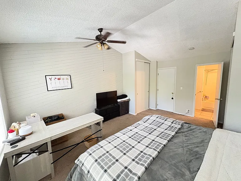 2569 E Nichols Cir — Photo 13