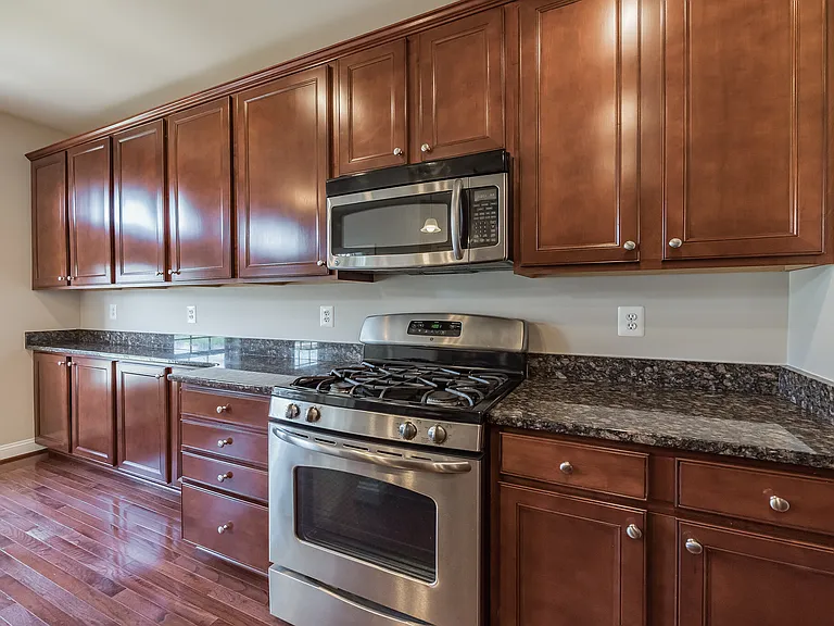 513 Girard St — Photo 6