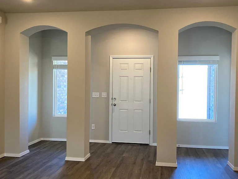 4303 Sackett Ave — Photo 3