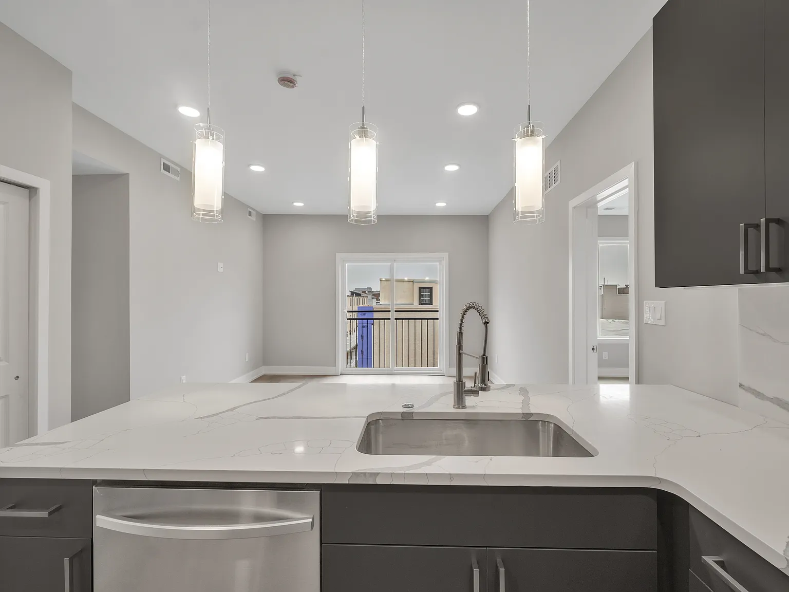 2 bed, 900 sqft, $2,050 — Photo 1