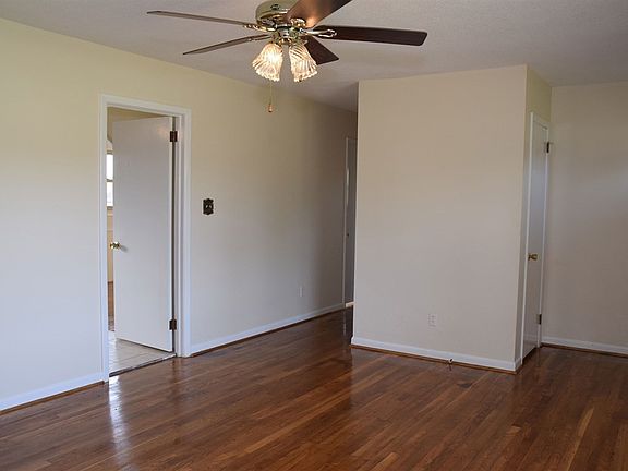4th image of 1812 Cameron Rd