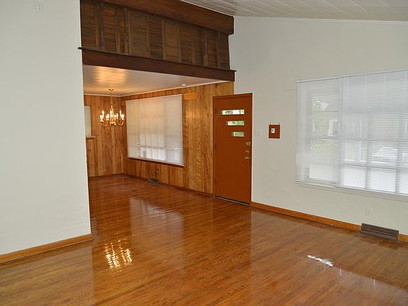 5th image of 136 N Marguerite Ave