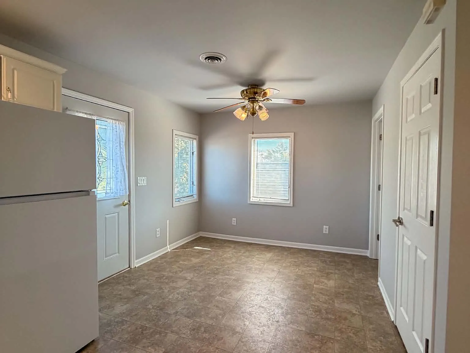 1 bed, 1.5 bath, 1100 sqft, $997 — Photo 2