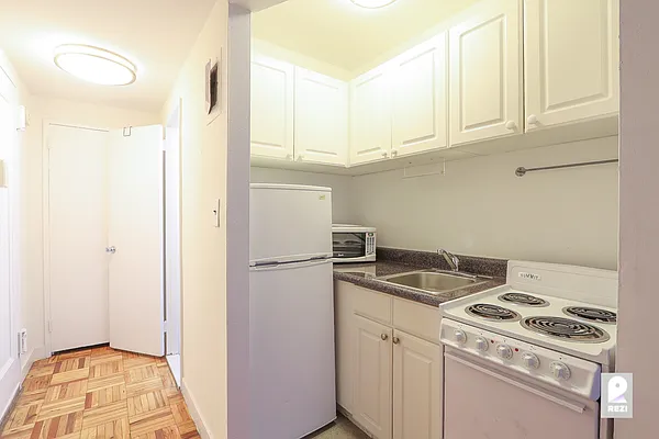 Rented by REZI | media 12