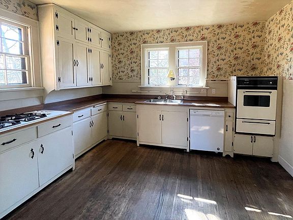 5th image of 611 Eagleson Ave