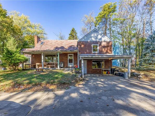 2035 Aurora Dr, New Kensington, PA 15068