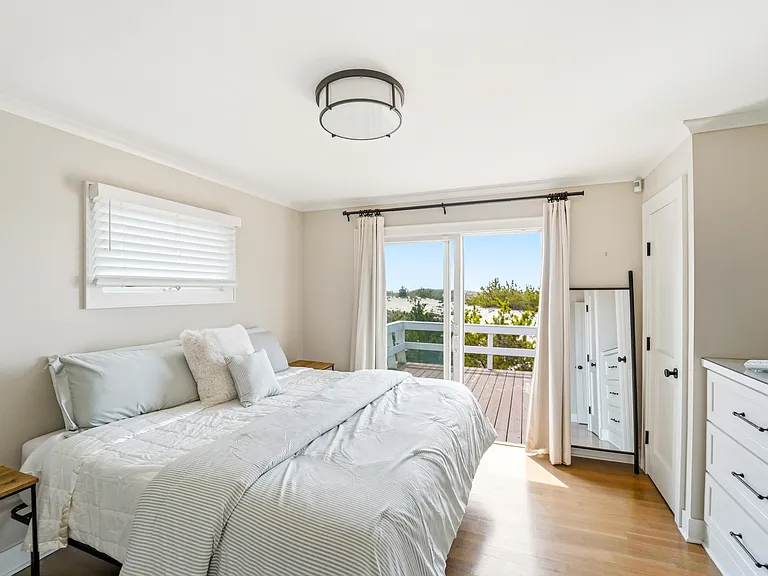 355 Dune Rd — Photo 9