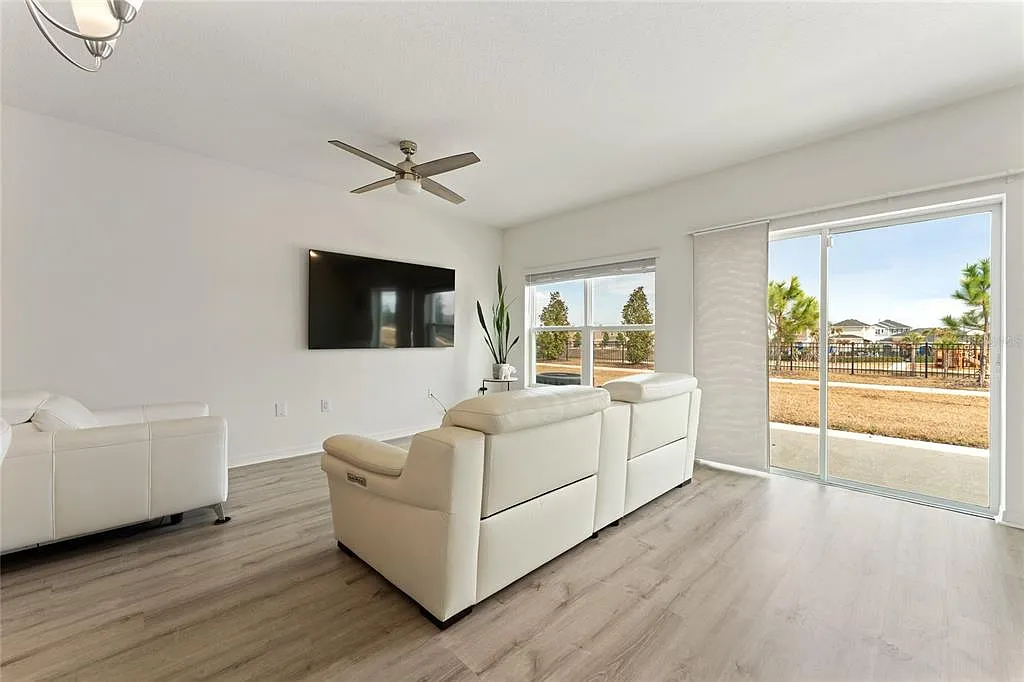 3 bed, 2.5 bath, 1453 sqft, $2,150 — Photo 2