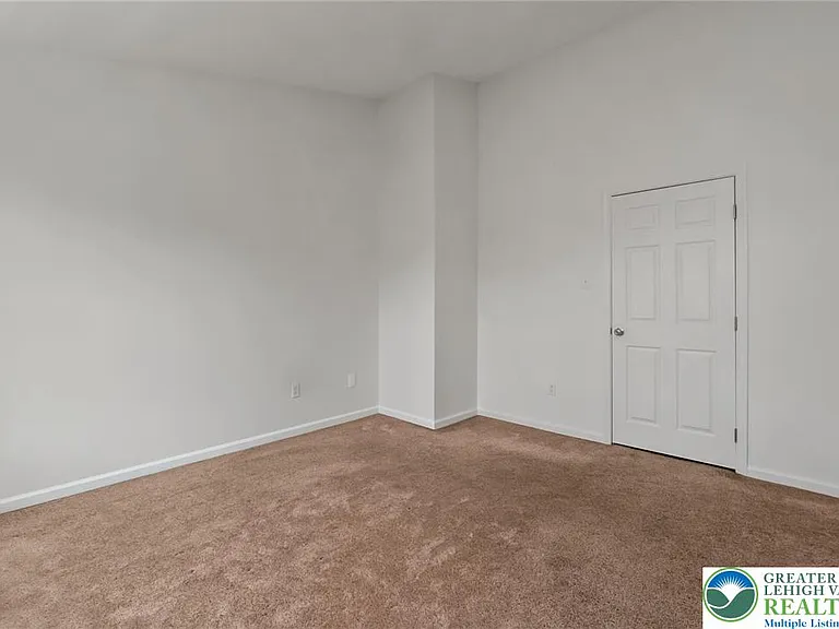 1096 Sparrow Way — Photo 32