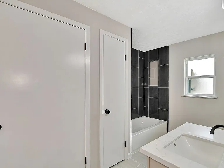 704 Teabury St — Photo 27
