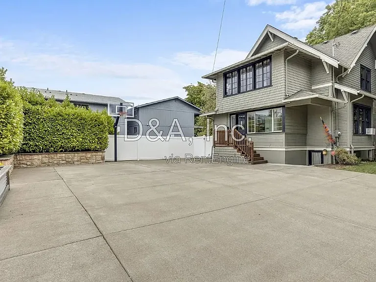744 SW 14th St — Photo 2