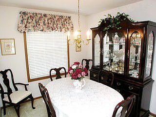 4th image of 932 Royal Glen Ln