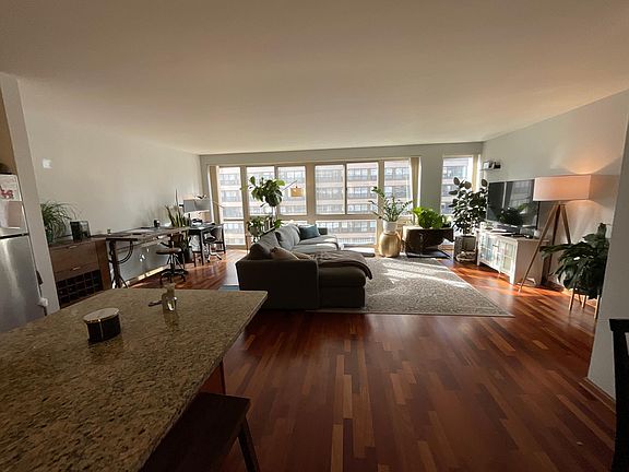 3rd image of 370 W Oakdale Ave #417