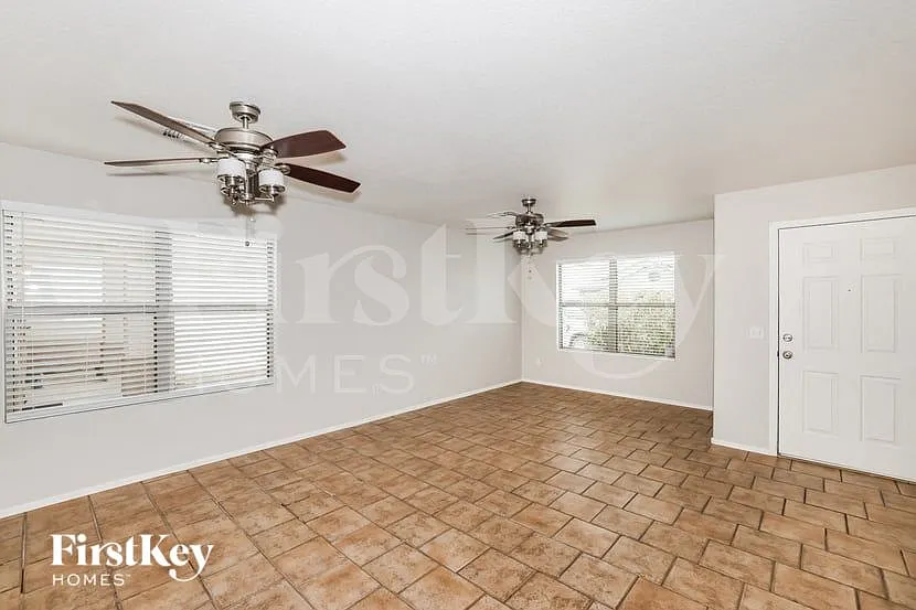 4 bed, 2.5 bath, 2374 sqft, $2,410 — Photo 3