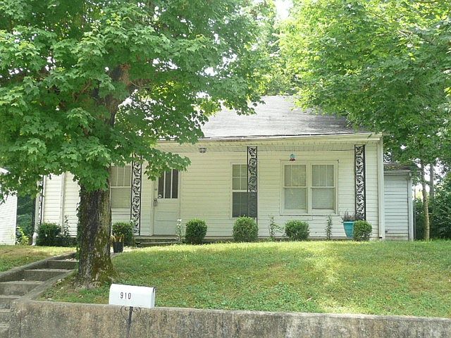 1st image of 910 Charlotte St