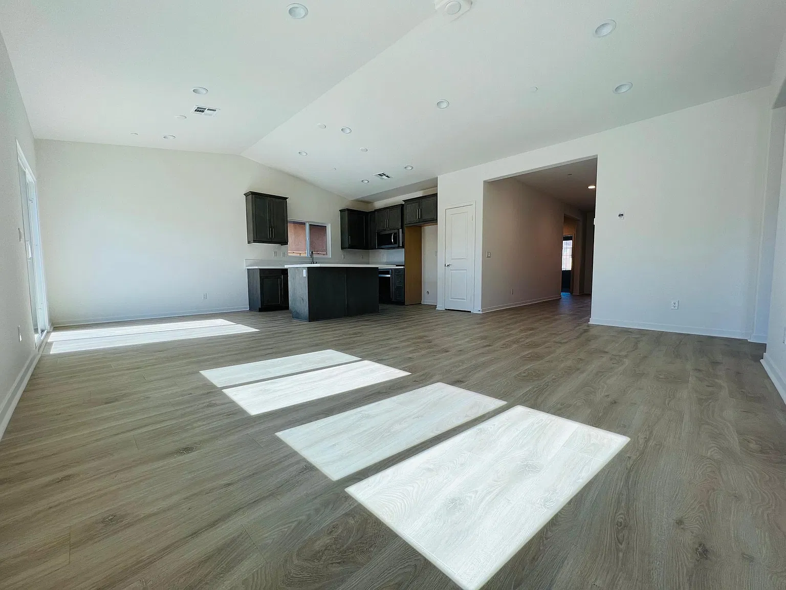 3 bed, 1576 sqft, $3,450 — Photo 3
