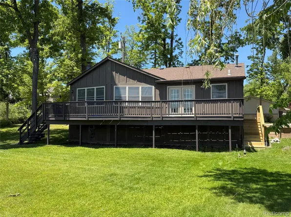 2130 Webster Park Dr, Howell, MI 48843