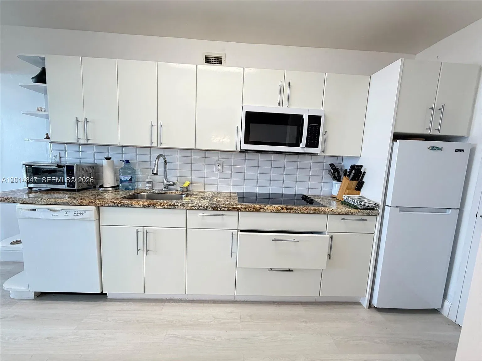 The Decoplage Condo — Photo 2