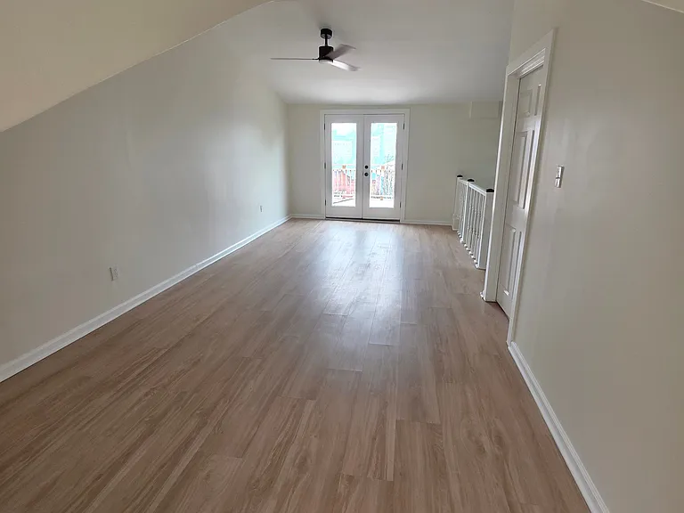 407 E Carson St — Photo 29