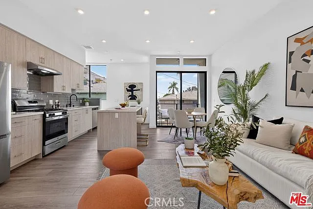 1204 N Orange Grove Ave — Photo 1