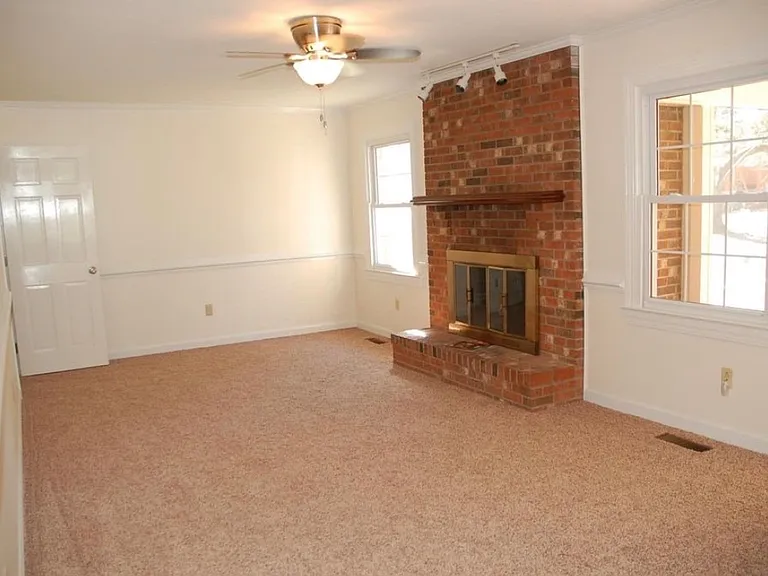104 Dorchester Ln — Photo 9